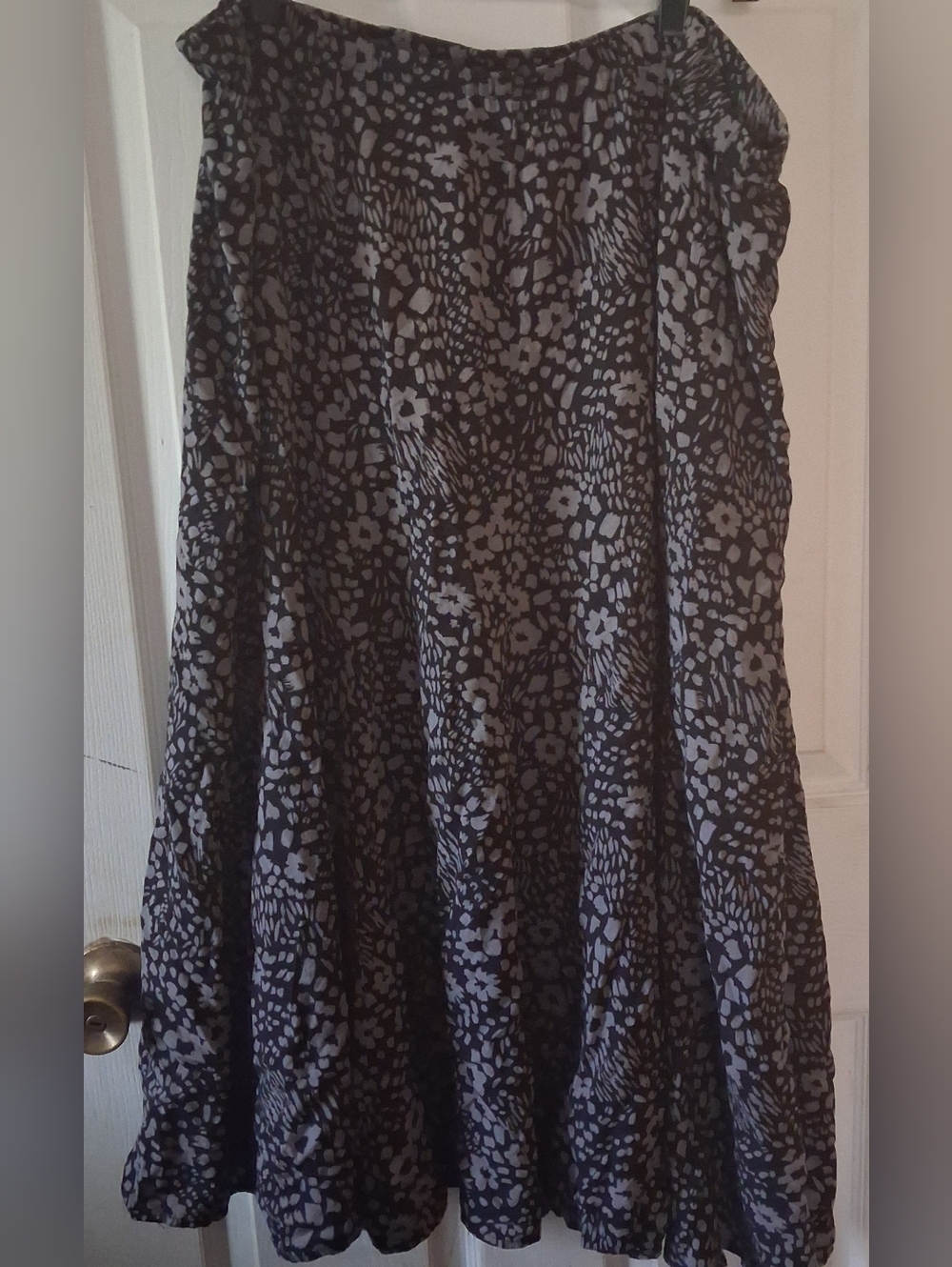 White Stag - Women's Black/Gray Floral Stretch Plus Size Skirt. Size 2X(18W/20W)